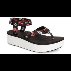 🛍 TEVA PLATFORM SANDALS SIZE 7 🛍